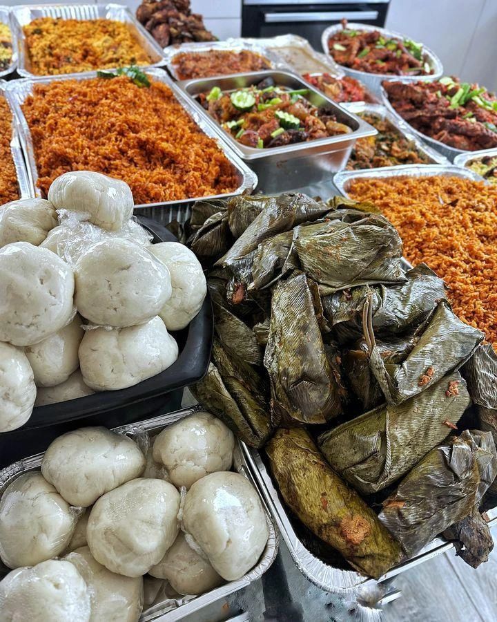 Plateaux de riz, de boules de pâte blanche et de plats emballés dans des feuilles